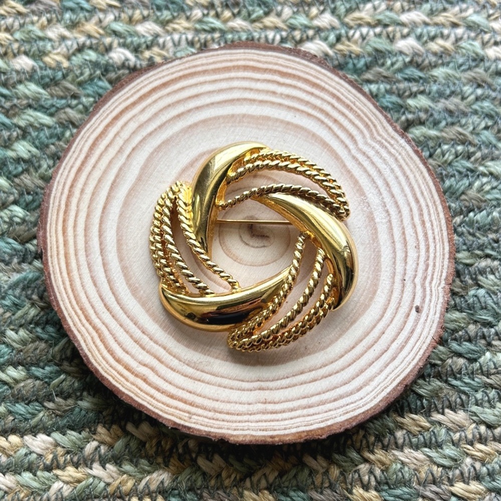 Vintage Napier Gold Tone Wreath Brooch Textured Rope Swirl Pin Classic Old Money